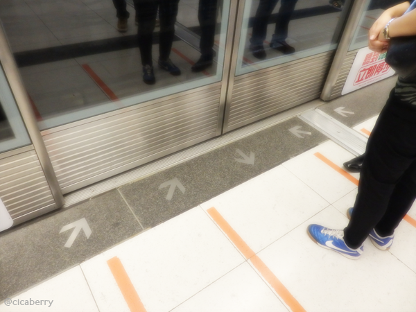 香港　地下鉄　プラットフォーム