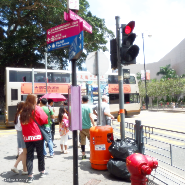 香港　二階建てバス　信号